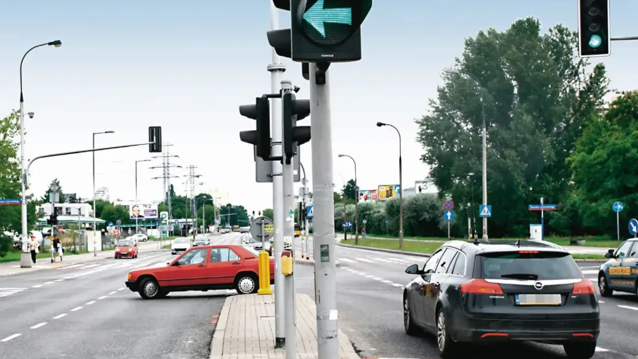 Zielone światło dla lewoskrętu na skrzyżowaniu. Znak S3 informuje o tym kierowców.