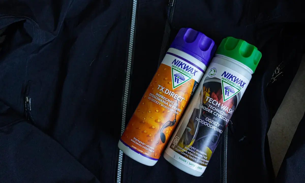 Dwa preparaty Nikwax na czarnej kurtce Patagonia. Dowiedz się, jak prać Gore-Tex, by zachować jego właściwości.