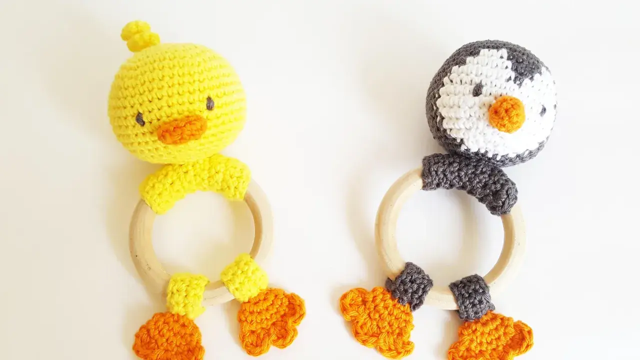 Sonajeros amigurumi de patito y pingüino, perfectos para las manitas de los peques.