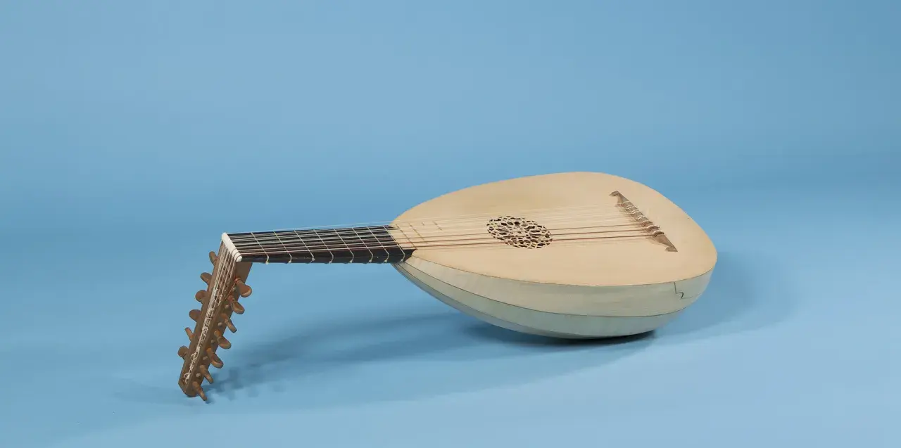 Un bel instrument de musique ancien, un luth, avec sa caisse de résonance bombée et son manche orné de chevilles.