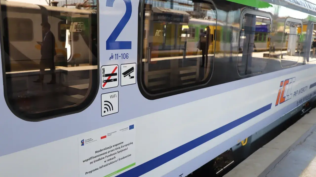 Na wagonie PKP Intercity widnieje symbol zakazu palenia, a nie piwa. Podróżni mogą korzystać z WiFi.