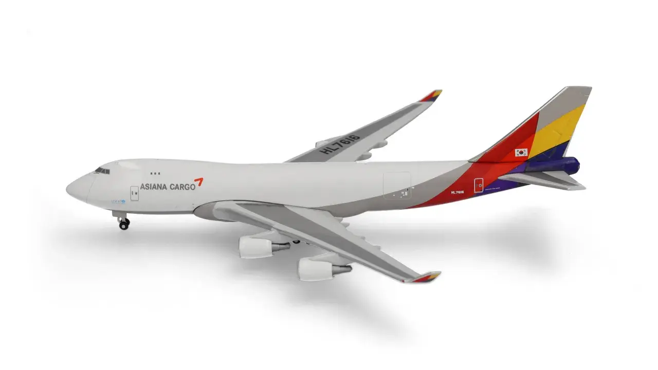 Modellflugzeug von Asiana Cargo im Maßstab 1 zu 500, mit koreanischer Flagge am Heck.
