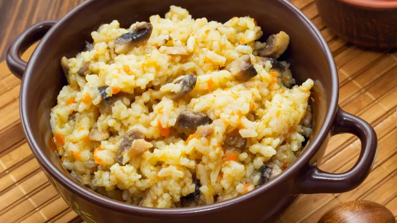 Pyszne risotto z grzybami i marchewką. Idealne jakie przyprawy do risotto? Sól, pieprz, czosnek i zioła.