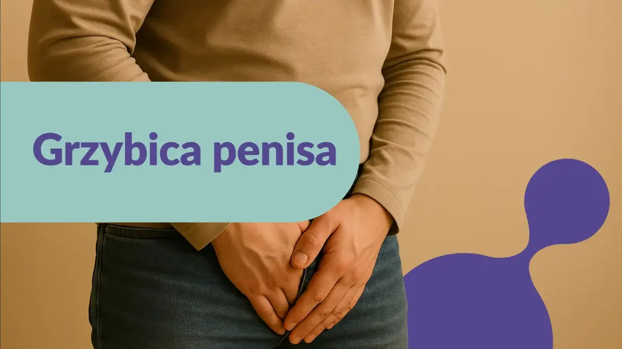 Mężczyzna trzyma ręce na kroczu, na jasnym tle. Napis "Grzybica penisa" sugeruje problem zdrowotny.
