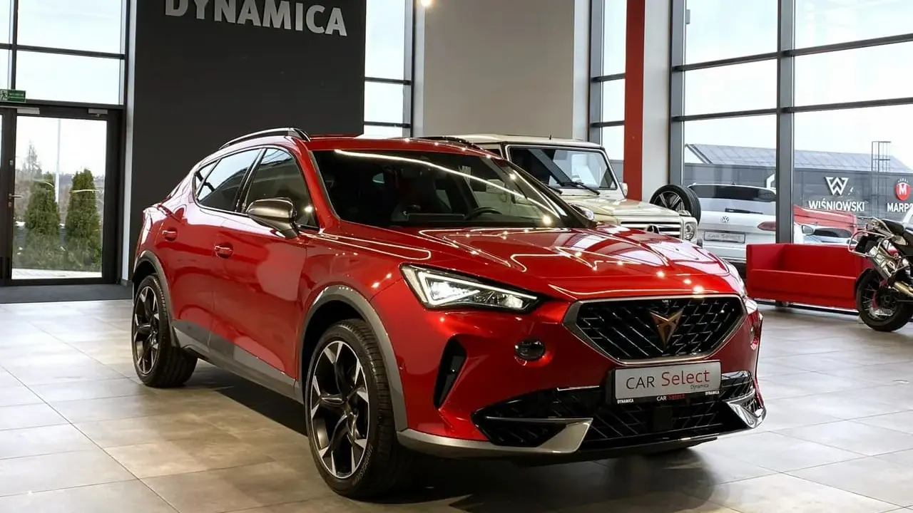 Czerwony Cupra Formentor w salonie. Sprawdź aktualną cupra cena i ofertę.