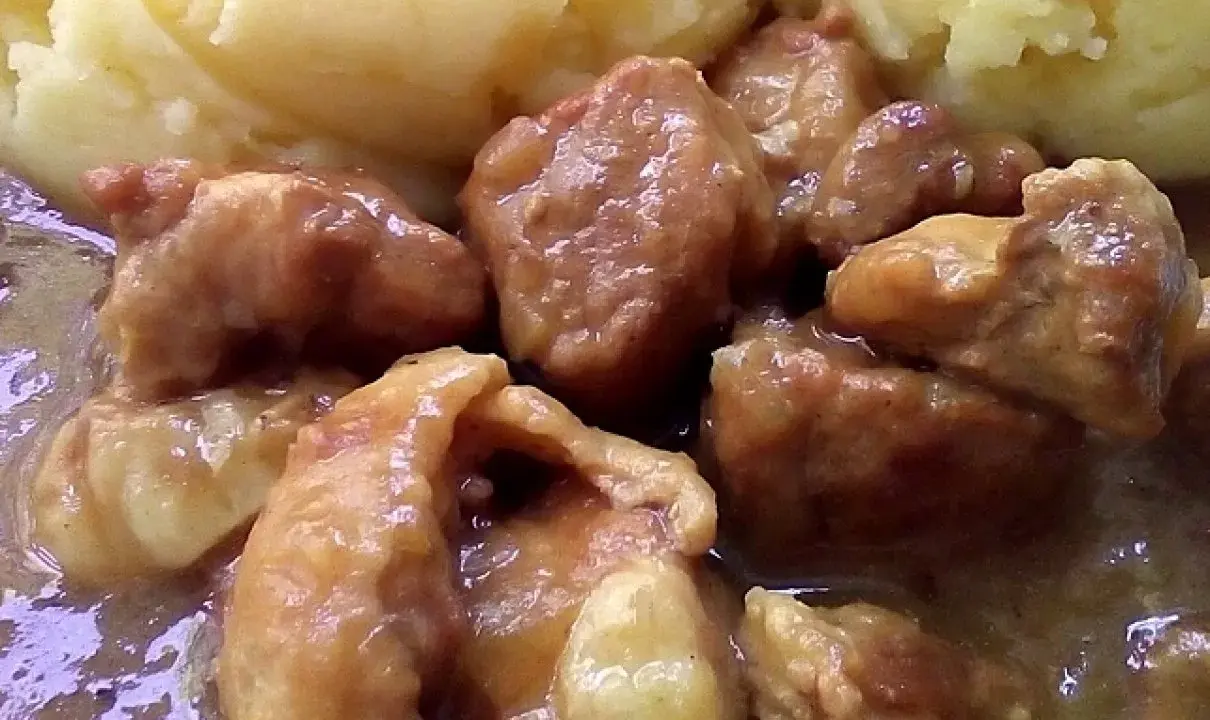 Pyszny gulasz w sosie własnym, podany z purée ziemniaczanym. Miękkie kawałki mięsa w aromatycznym sosie.
