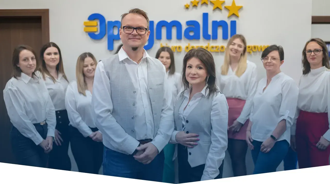 Zespół uśmiechniętych doradców podatkowych w białych koszulach przed logo firmy.