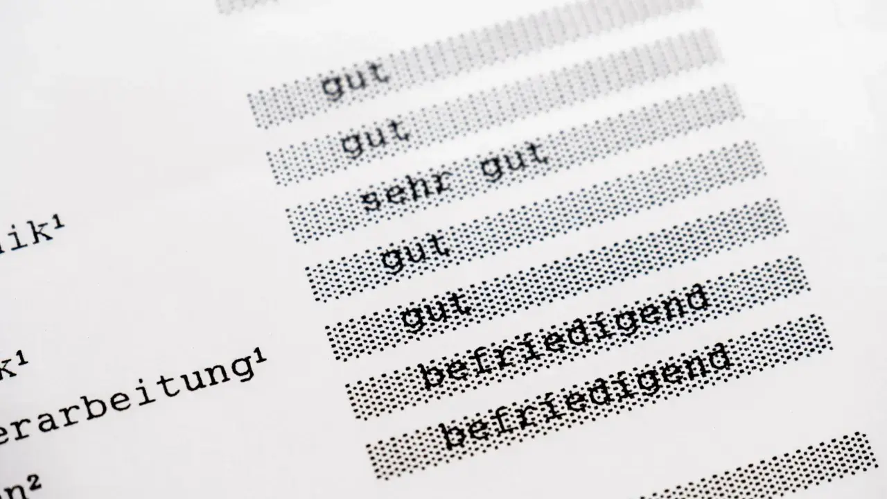 Zeigt eine Liste mit Noten, darunter "gut", "sehr gut" und "befriedigend". Eine schulnote, die die Leistung eines Schülers bewertet.