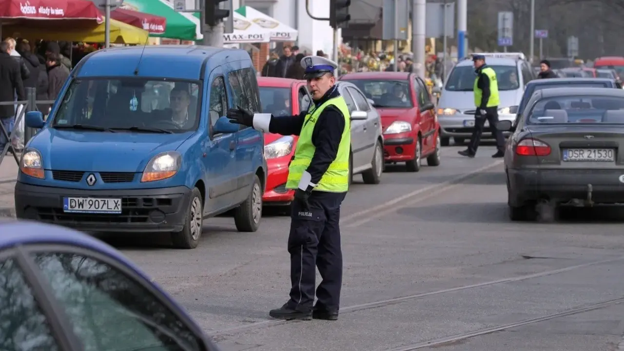 Cmentarz Osobowicki Wrocław: Jak dojechać bez stresu? MPK i auto