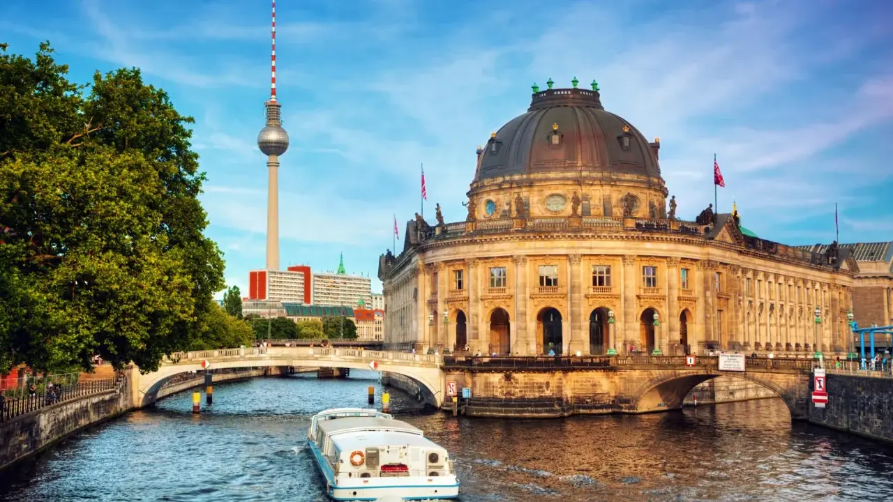 En turist i Berlin njuter av en båttur på Spree, förbi Bode-museet och Fernsehturm.