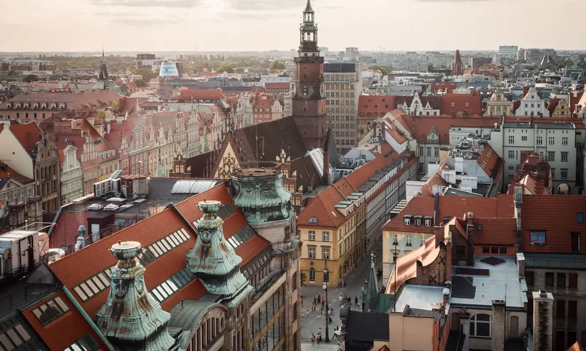 Widok na wrocławski rynek z wieżą ratuszową. Idealne miejsce, by odkryć, co robić we Wrocławiu.