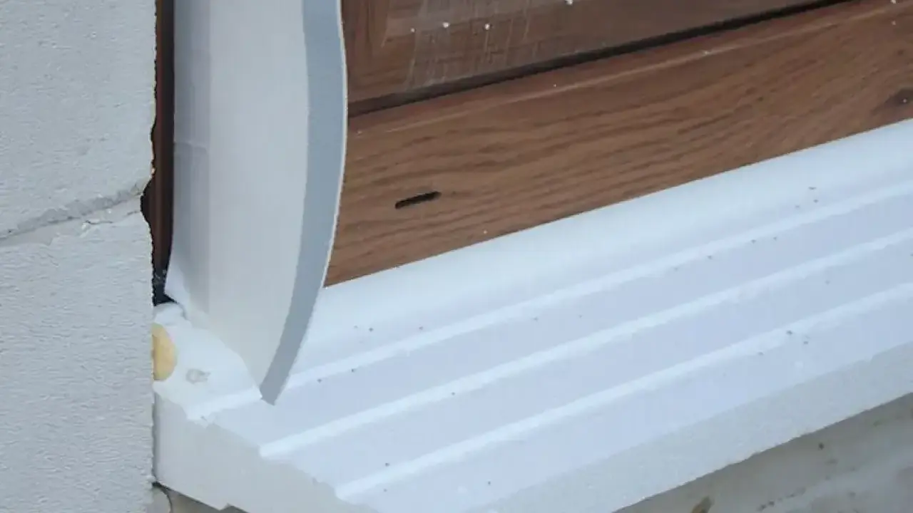 Ciepły parapet po zamontowaniu okna, z widoczną pianką montażową i izolacją.
