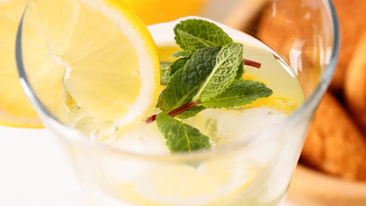 Erfrischende selbstgemachte Limonade mit Zitronenscheiben und Minze. Perfekt zum **Limonade selber machen** an heißen Tagen.