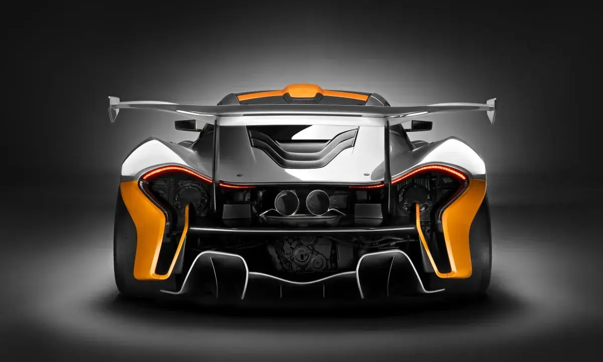 Das Heck des McLaren P1, mit seinen leuchtend orangen Akzenten und dem markanten Flügel, strahlt pure Kraft aus.