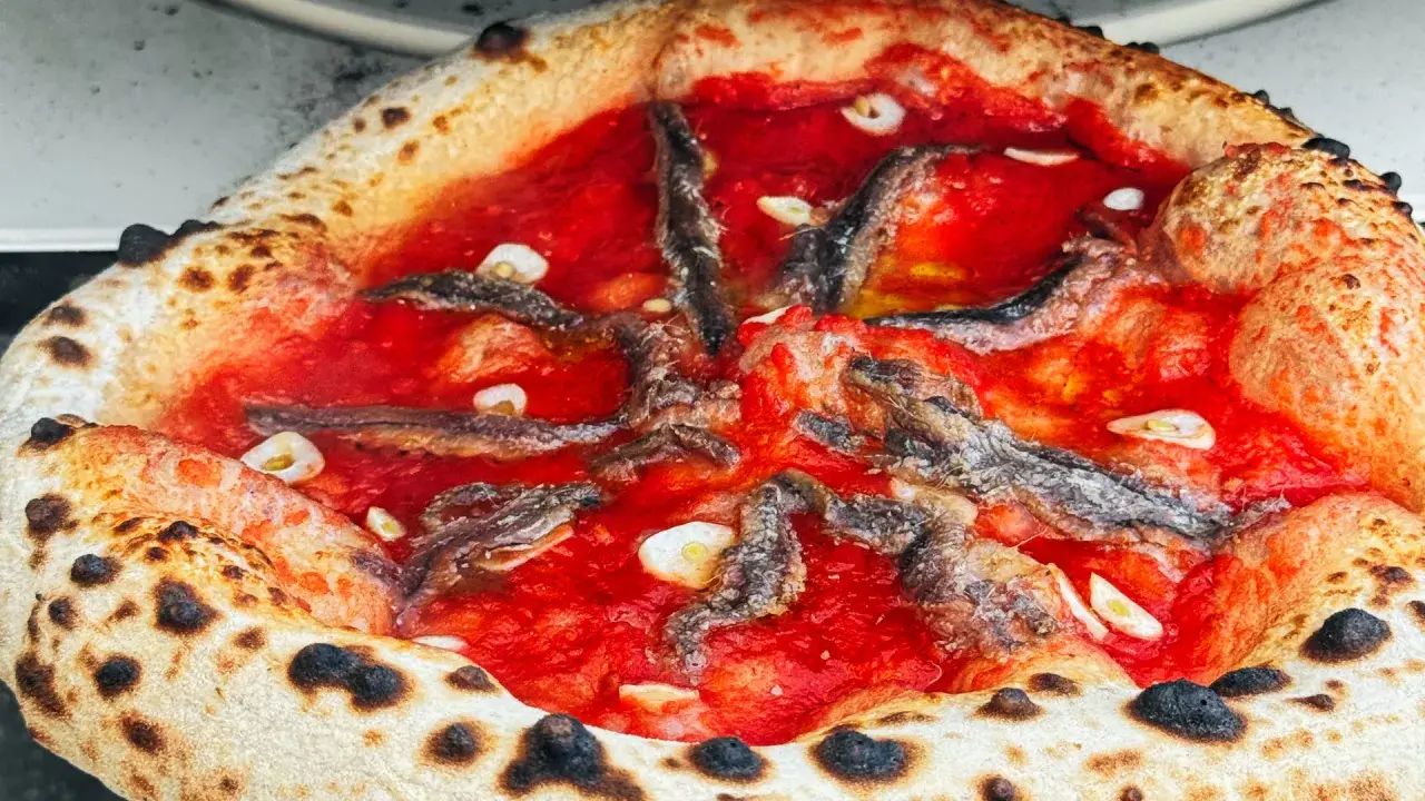 Pizza Marinara mit Sardellen und Knoblauch, ein einfaches, aber köstliches Rezept.