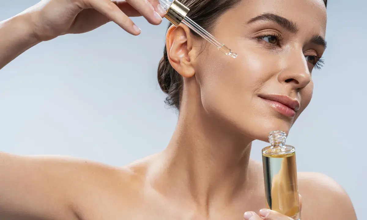 Codzienne serum do twarzy: Kiedy tak, a kiedy STOP? Poradnik