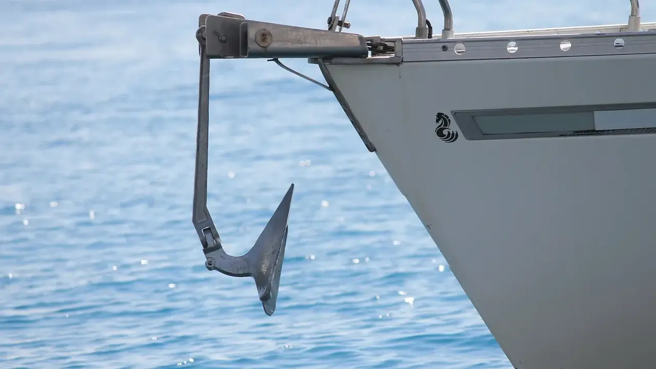 Ancre de bateau suspendue à la proue, prête pour l'action. Une image qui illustre comment remonter une ancre de bateau.