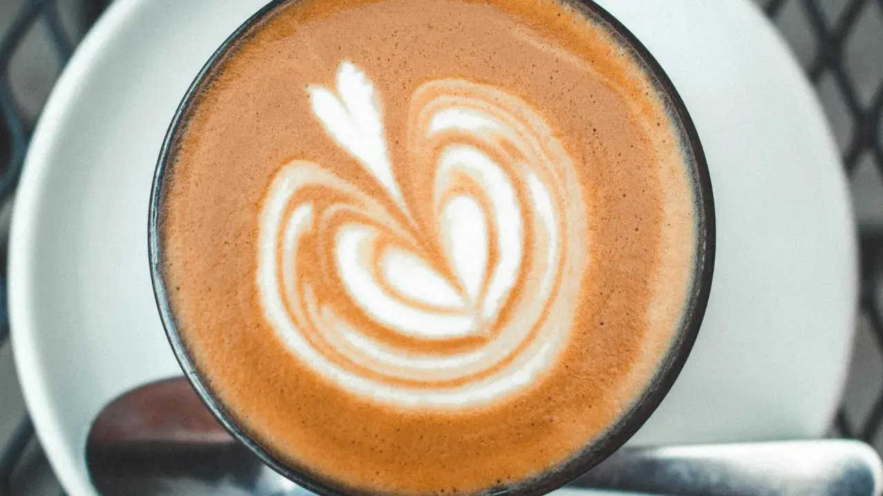 Ein Cortado mit Latte Art, das Herzsymbol auf dem Schaum, im Vergleich zu einem Cappuccino.