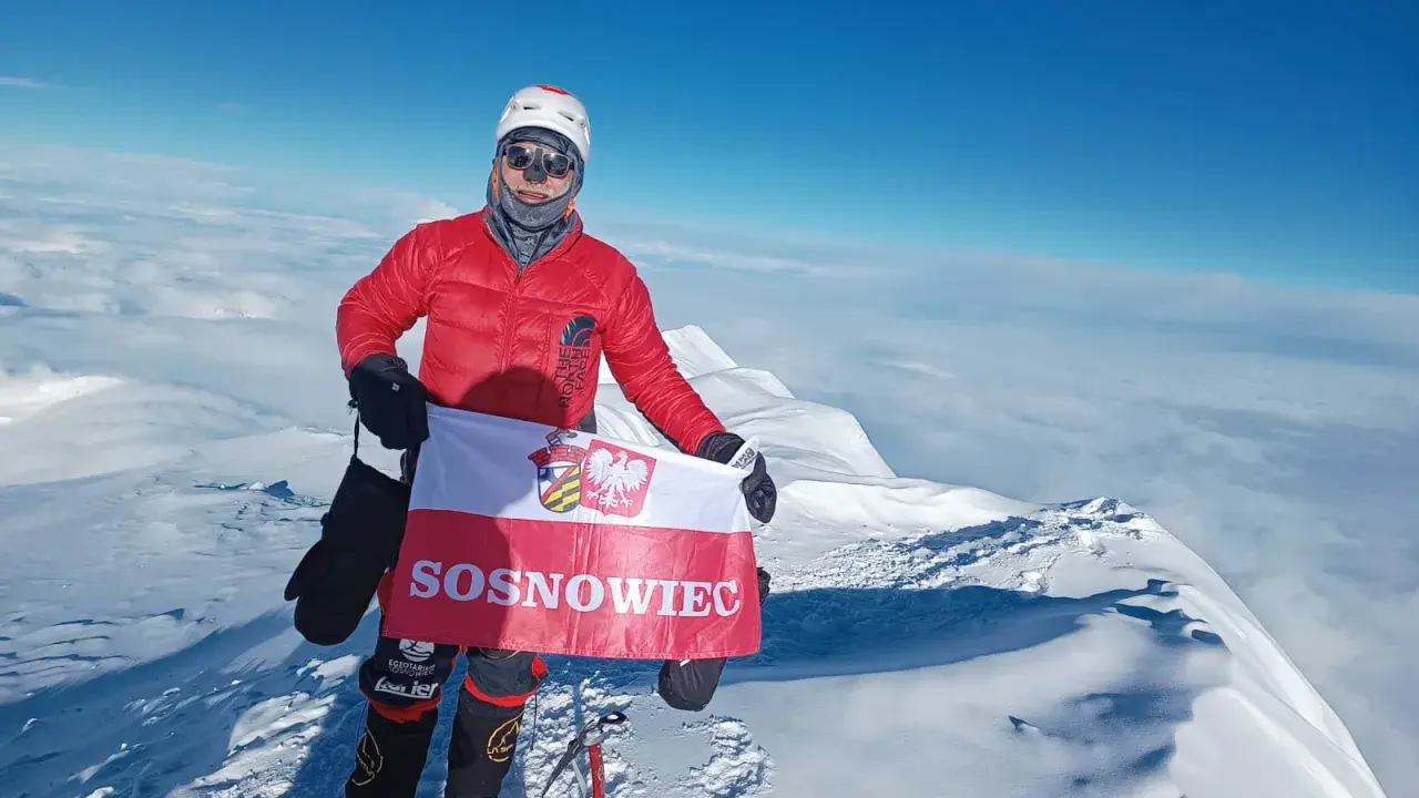 Zdobywca najwyższego szczytu w Ameryce Północnej, Denali, z flagą Sosnowca.
