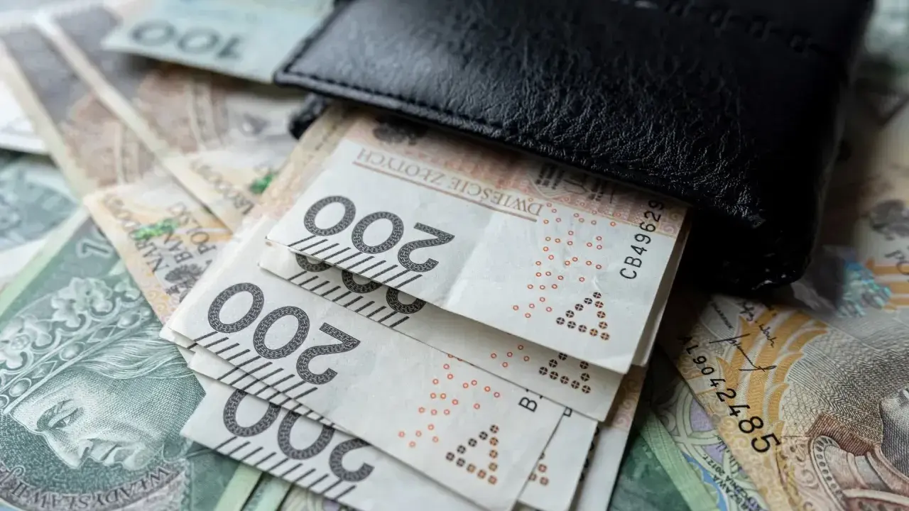 Portfel z banknotami 200 zł. Zastanawiasz się, ile wynosi dodatek do emerytury za warunki szkodliwe?