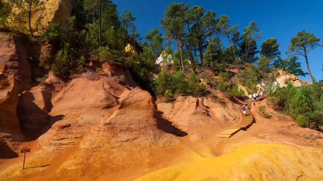 Sentier de randonnée à travers les ocres de Roussillon, où les formations rocheuses rappellent des cheminées de fée.