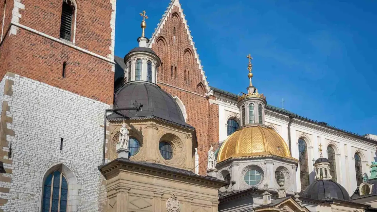Kto jest pochowany na Wawelu? Królowie, bohaterowie, poeci. Zobacz majestatyczne kopuły Katedry Wawelskiej.