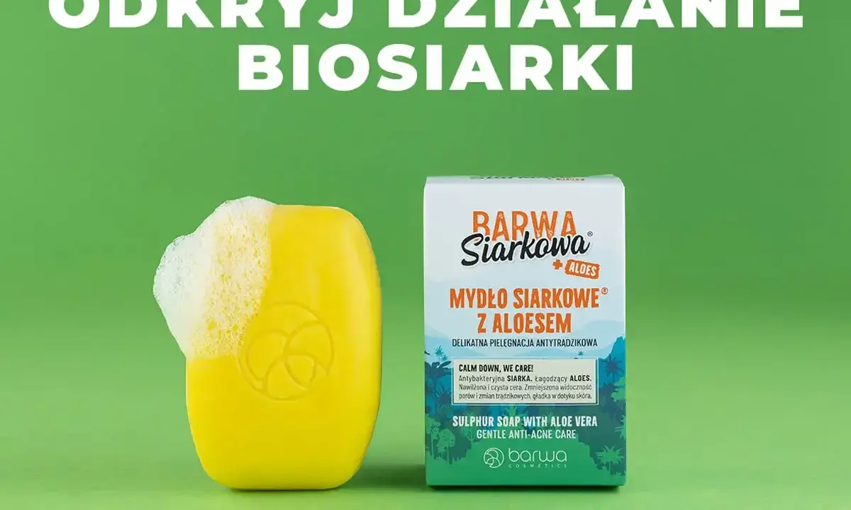 Żółte mydło z pianą i opakowanie "Mydło Siarkowe z Aloesem". Odkryj działanie siarki w pielęgnacji.