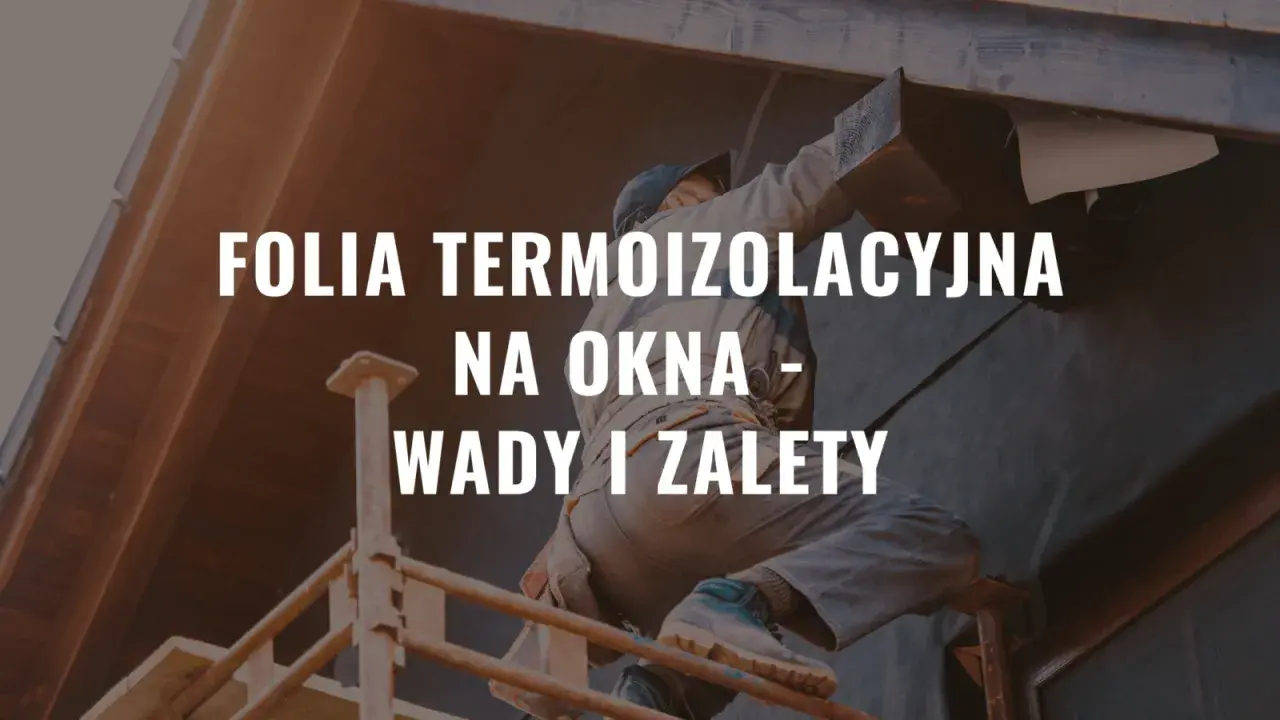 Pracownik montuje folię termoizolacyjną na oknach. Poznaj wady i zalety tego rozwiązania.