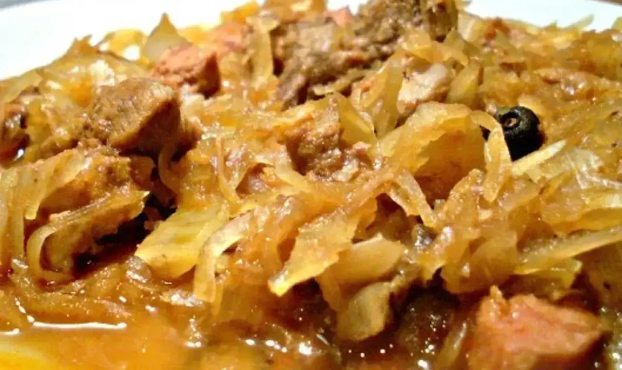 Gęsty, aromatyczny bigos z różnymi rodzajami mięsa, idealny na zimowe wieczory. Dobre jakie mięso do bigosu? To klucz do smaku!