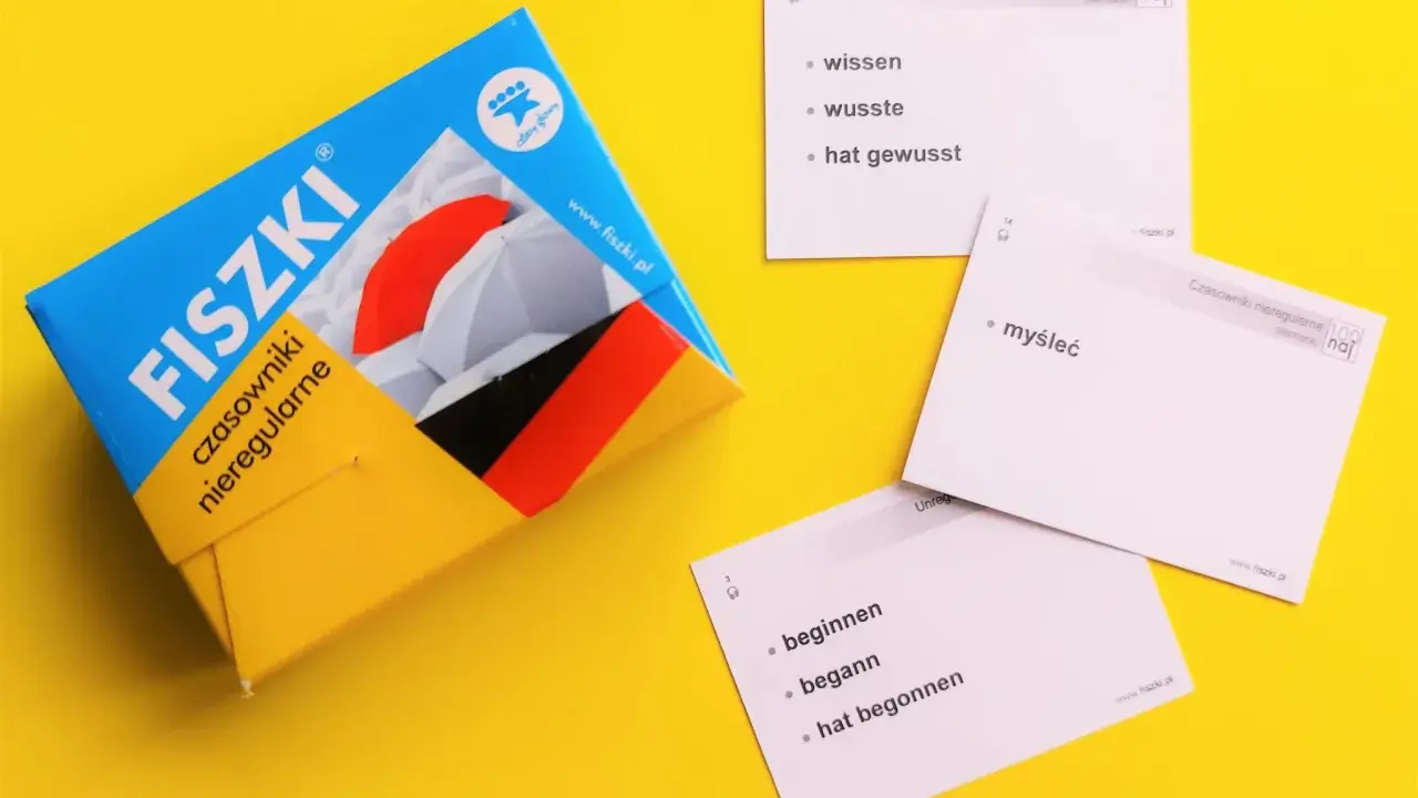 Fiszki z czasownikami nieregularnymi po niemiecku. Na kartach przykłady form: "wissen, wusste, hat gewusst" oraz "beginnen, begann, hat begonnen".