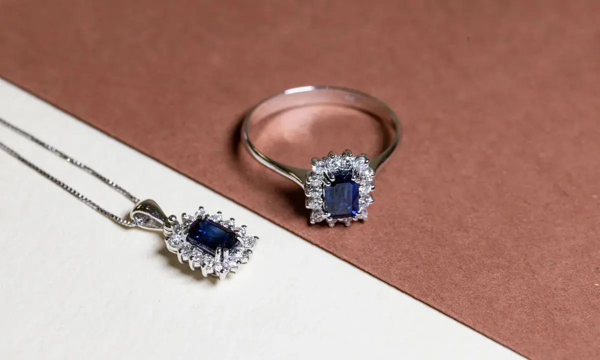 Anello e pendente con zaffiri blu e diamanti, un gioiello prezioso il cui rubino prezzo al carato è da valutare attentamente.