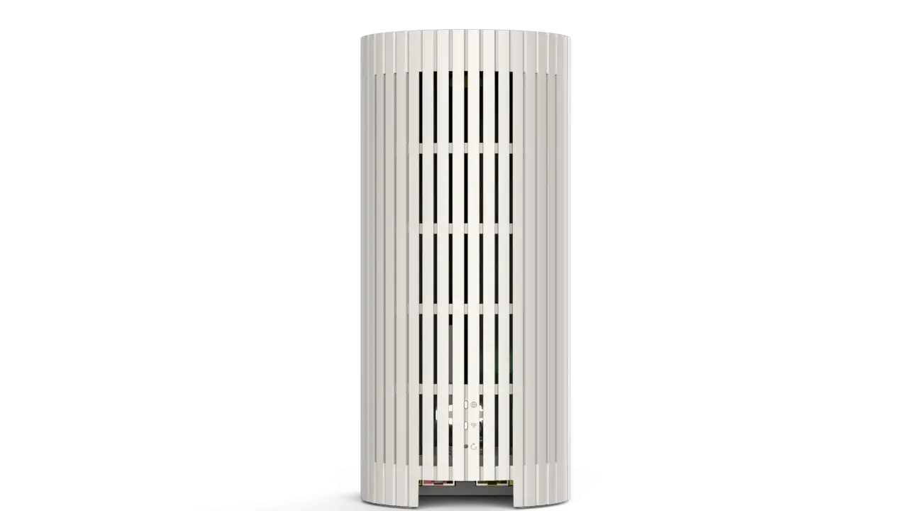 En vit, vertikal router med ribbad design. Styr ditt nätverk enkelt med telia smart wifi app.