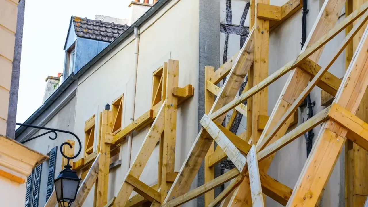 Estructura de madera para apuntalar una fachada, un ejemplo de apeo que significa soporte y seguridad.