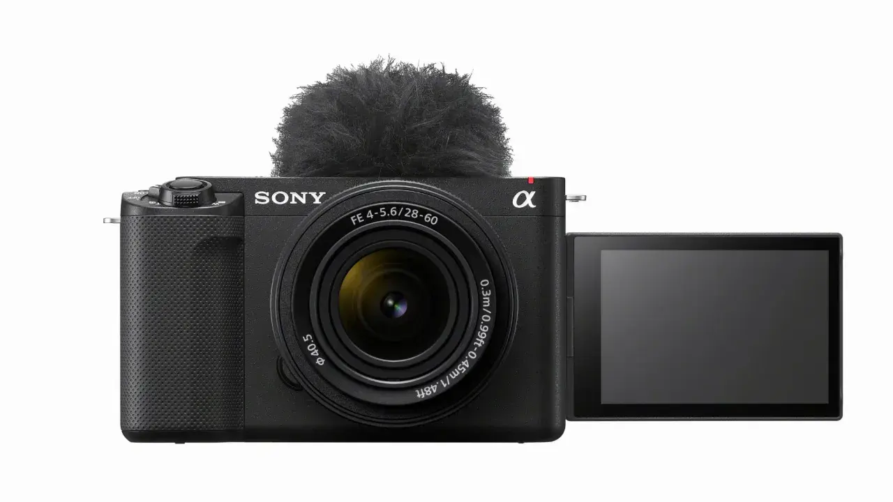 Czarny aparat Sony Alpha z obiektywem i futrzanym mikrofonem. Idealny do vlogowania, model zve1.