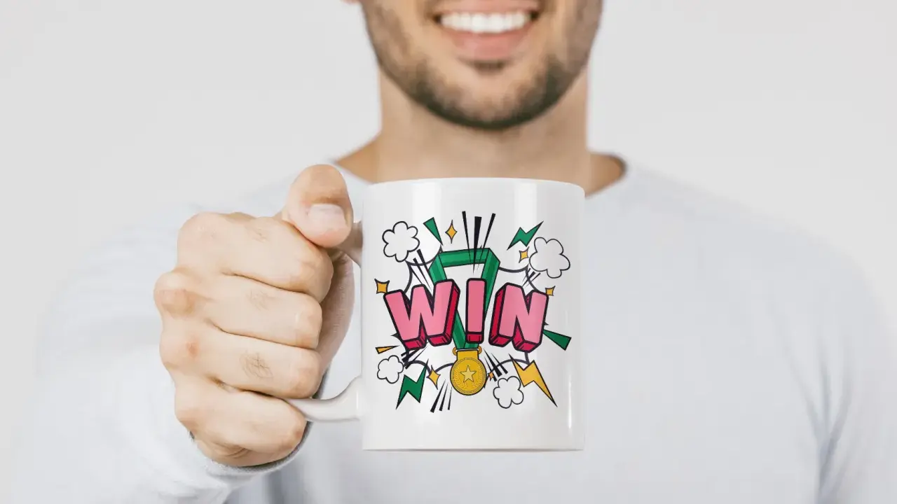 Taza blanca con diseño "WIN" y medalla, ideal para aprender como hacer tazas personalizadas y celebrar victorias.