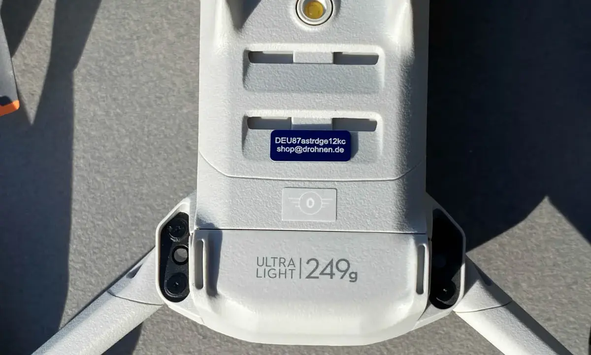 Leichte Drohne (249g) mit Aufkleber "DEU87astr...". Muss ich meine Drohne registrieren?