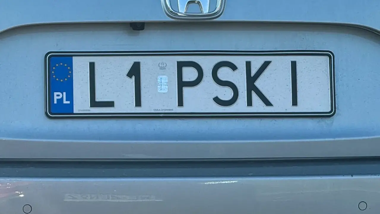 Rejestracja L1 PSKI na samochodzie.
