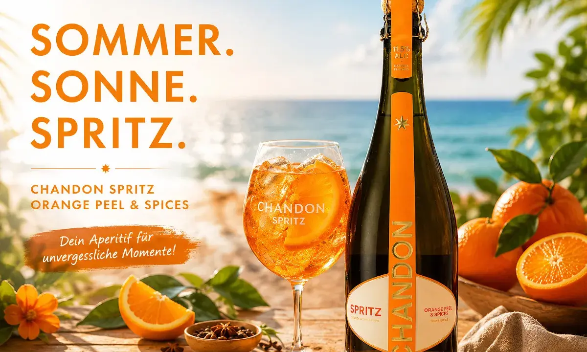 Sommer, Sonne, Spritz! Ein Glas Chandon Spritz mit Orangenscheibe und Eis steht neben der Flasche am Strand. Perfekt für unvergessliche Momente.
