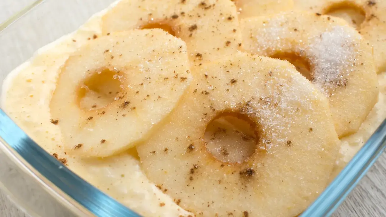 Apfelscheiben in einer cremigen Soße, bestreut mit Zucker und Zimt. Ein leckeres Rezept mit Apfel als Hauptgericht.