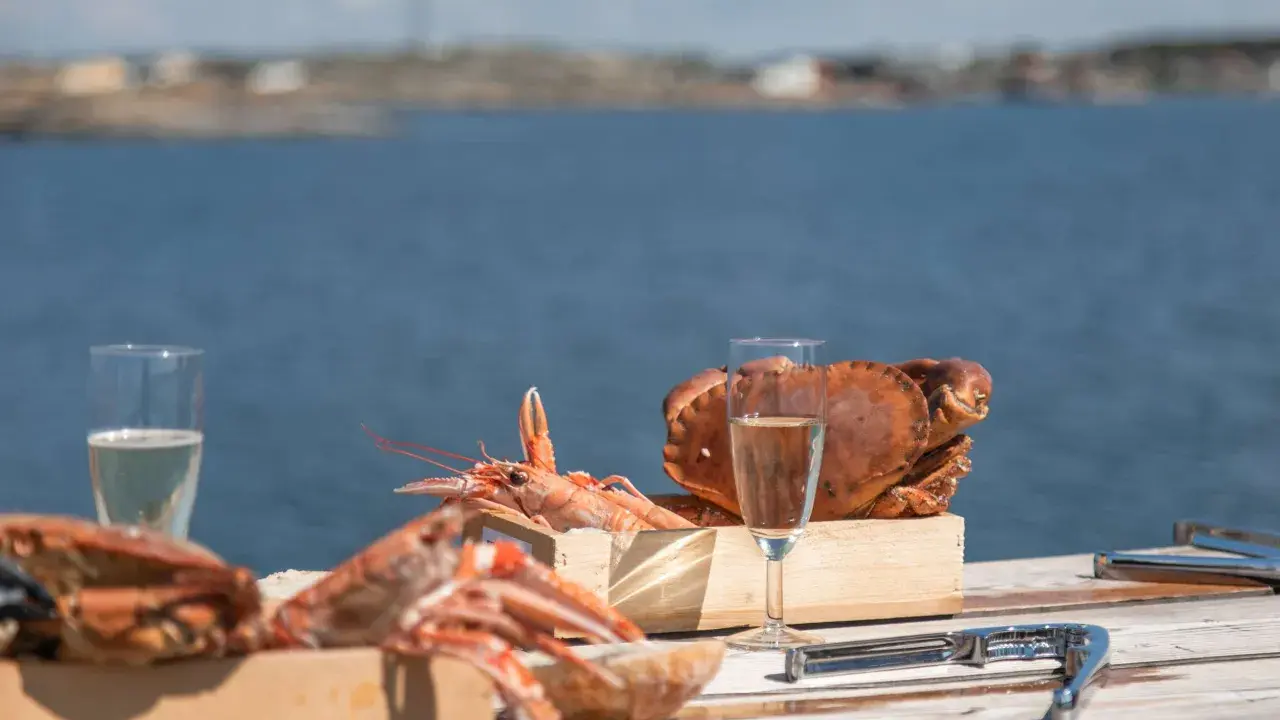 Skaldjur och bubbel vid havet, en perfekt aktivitet i Göteborg.