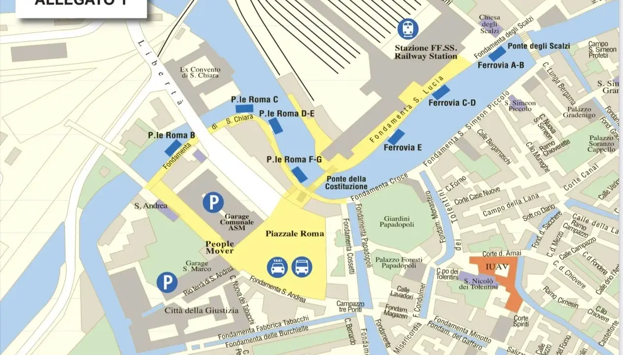 Mapa Wenecji z zaznaczonymi parkingami i dworcem kolejowym. Idealna do zaplanowania zwiedzania Wenecji w jeden dzień.