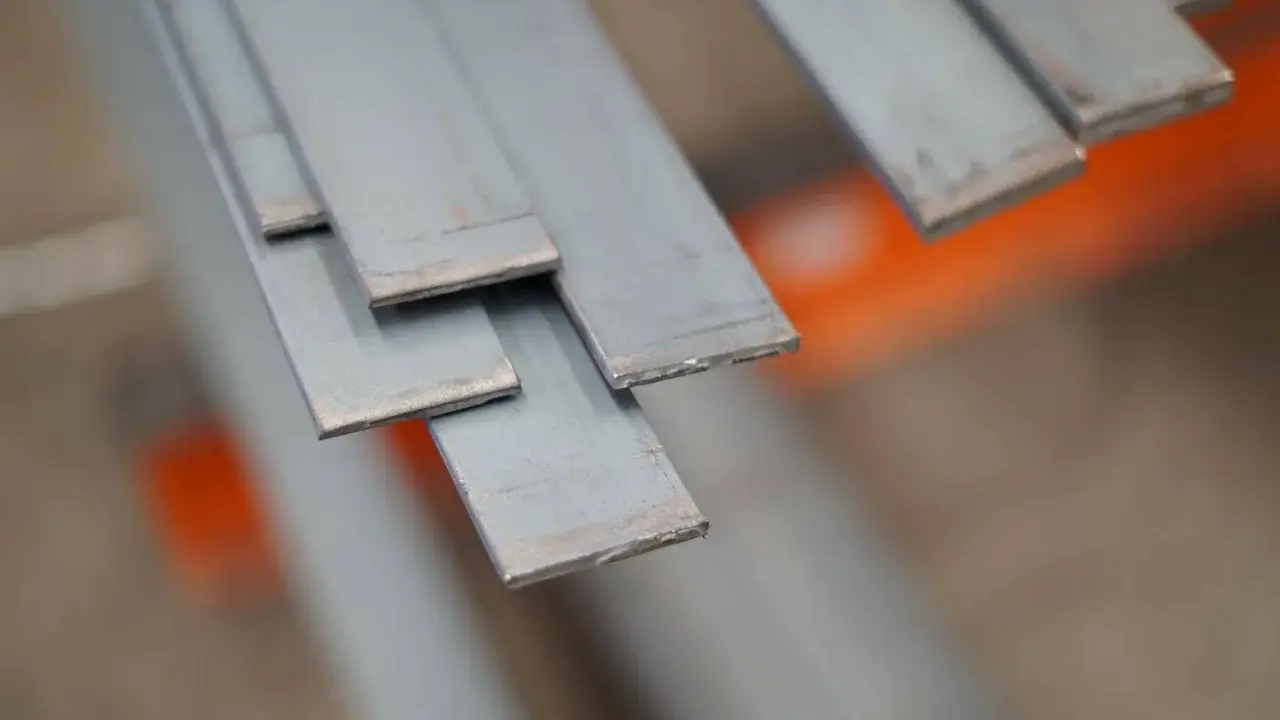 Varias pletinas metálicas apiladas, listas para ser transformadas en estructuras o piezas.