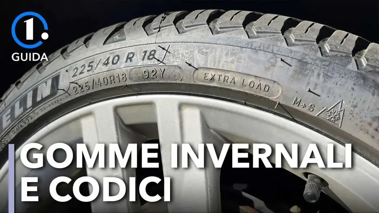 Guida per capire come riconoscere gomme invernali: il simbolo M+S e il fiocco di neve indicano pneumatici adatti.