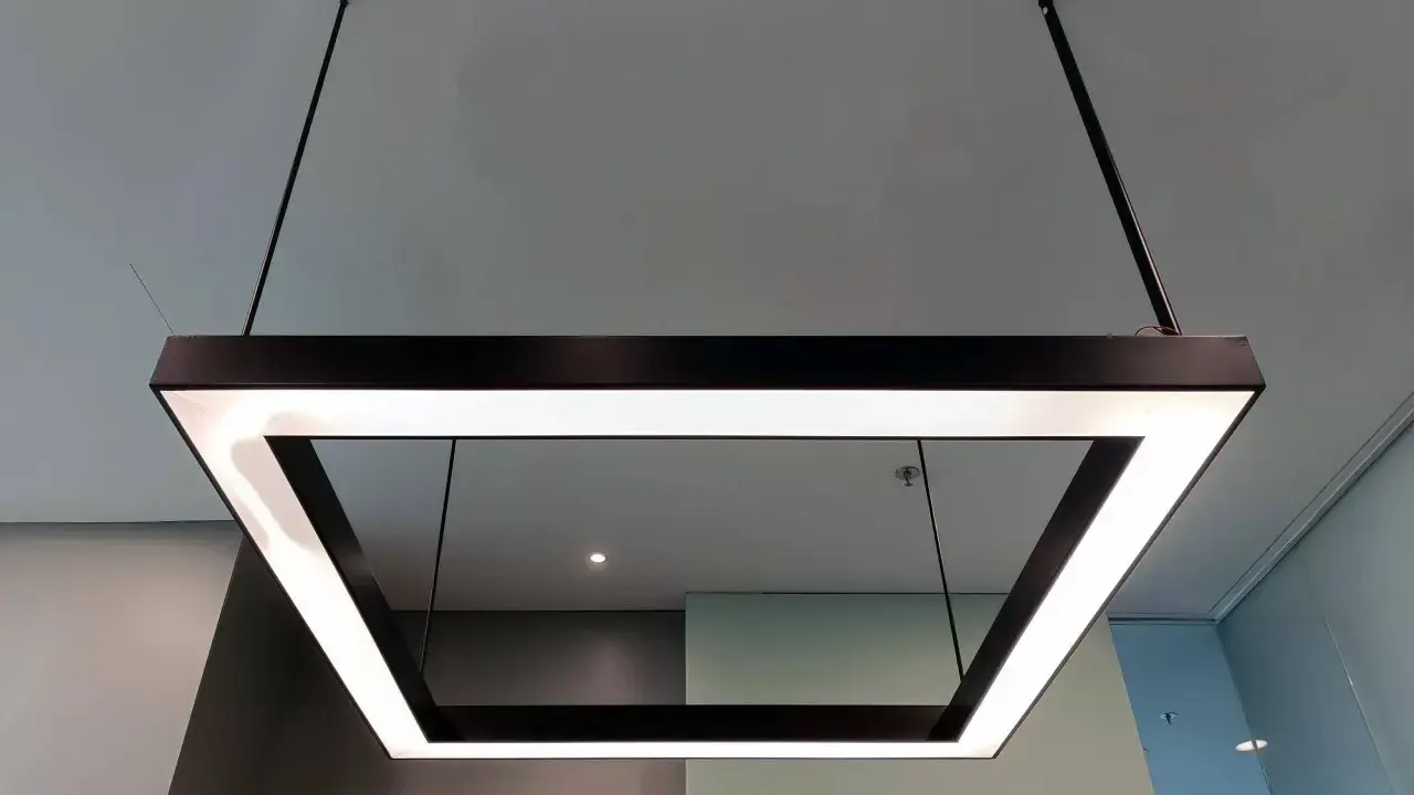 Nowoczesne ledy w ścianie tworzą geometryczny kształt, wisząc pod sufitem.