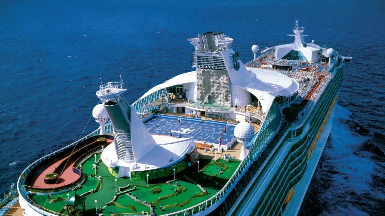 Nave Royal Caribbean con campo da mini golf, campo da basket e parete d'arrampicata. Scopri cosa è incluso nella tua crociera!