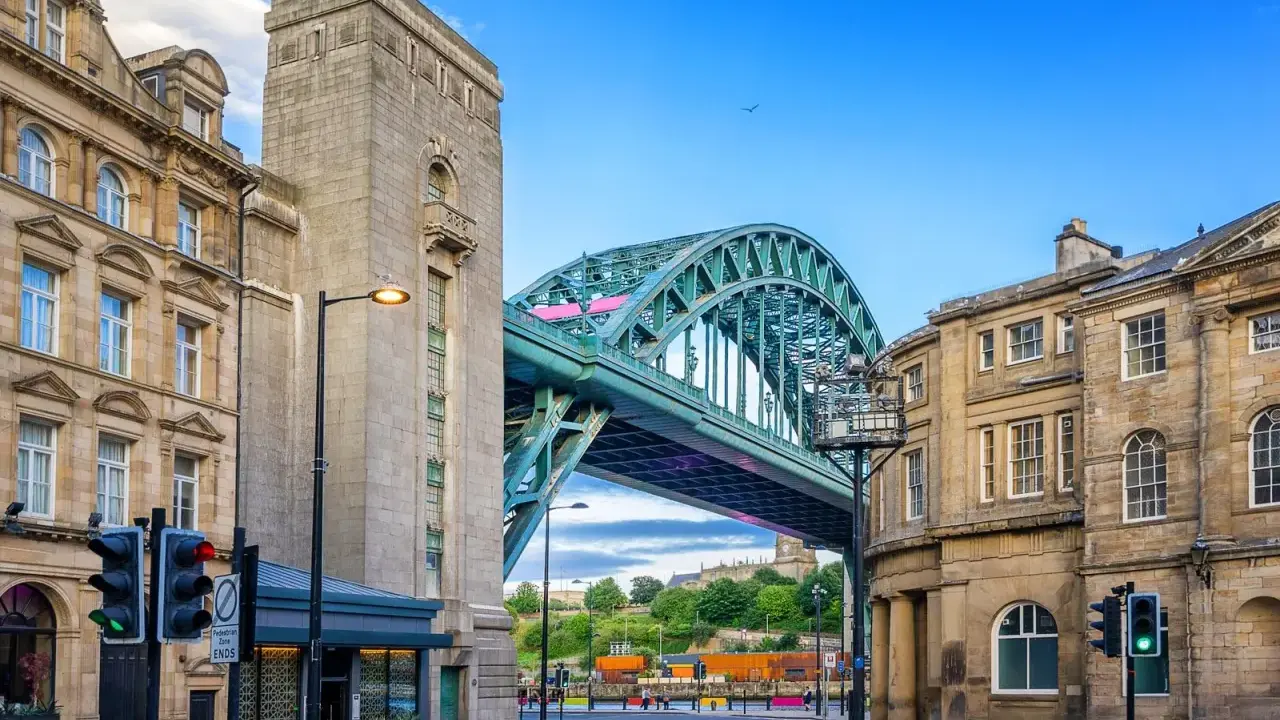 Die Tyne Bridge ragt majestätisch über die Straße in Newcastle upon Tyne.