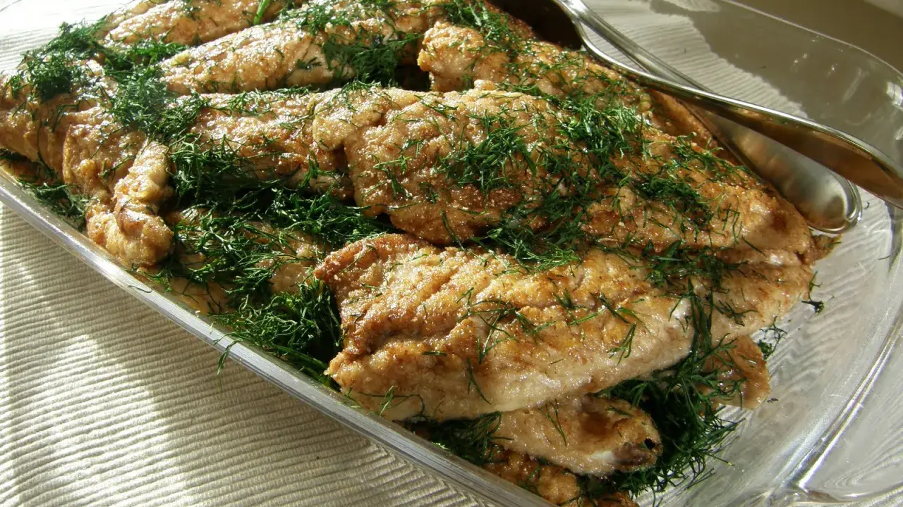 Stekt makrill med dill i en glasform, redo att serveras. En klassisk svensk rätt som doftar sommar.
