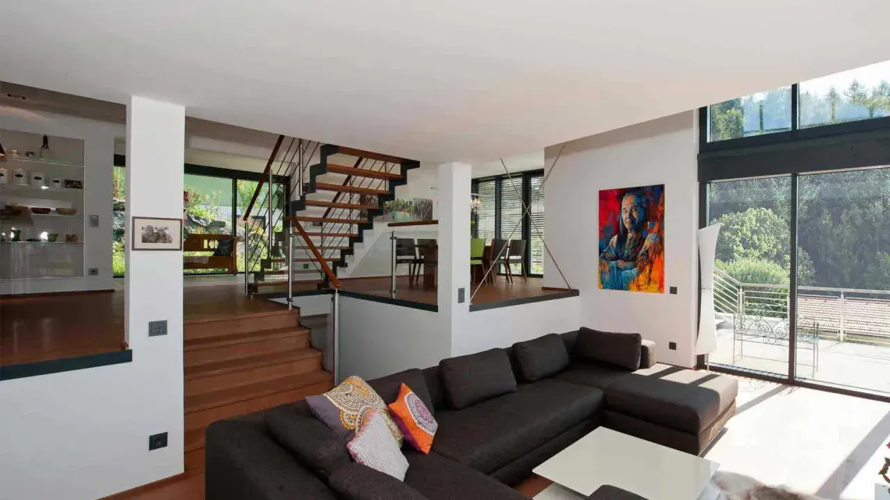 Moderne Wohnlandschaft mit offenem Treppenhaus und Kunstwerk. Tolle split-level haus ideen für ein geräumiges Zuhause.