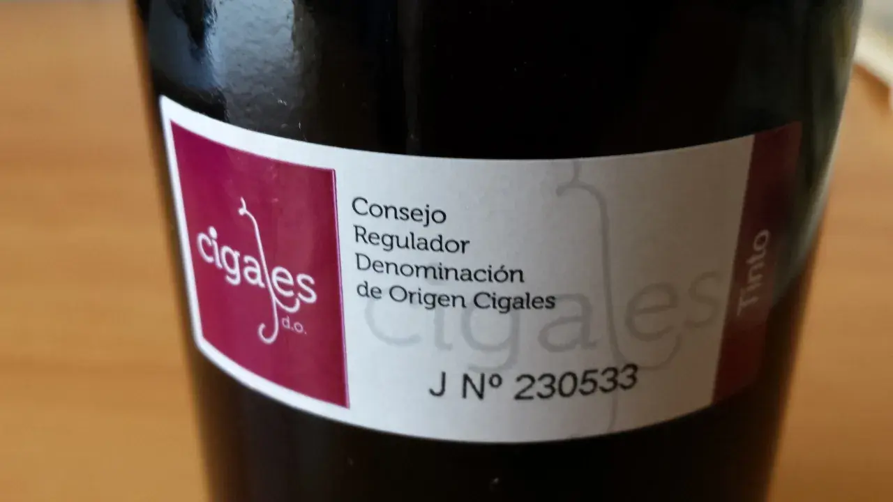 Etiqueta de vino tinto de la Denominación de Origen Cigales, prometiendo los mejores vinos de Cigales.
