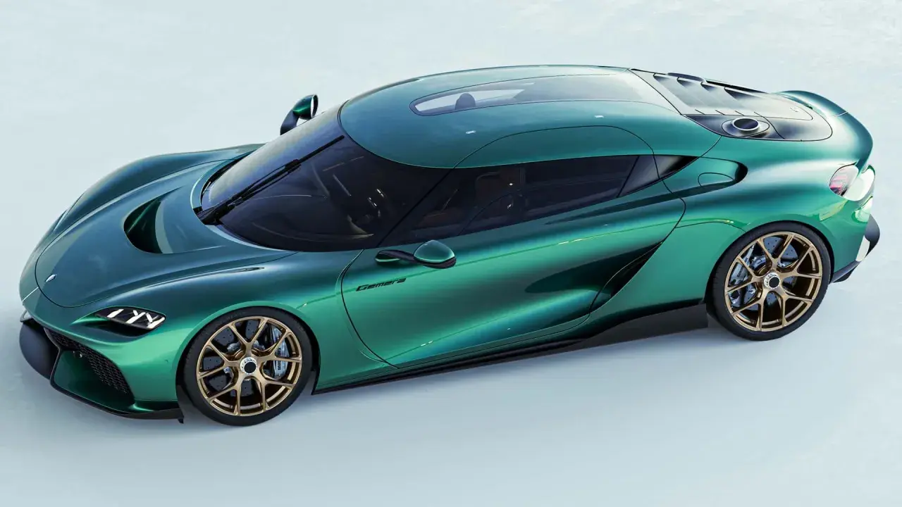 Ein smaragdgrüner Koenigsegg Gemera PS mit goldenen Felgen, der Eleganz und Kraft ausstrahlt.